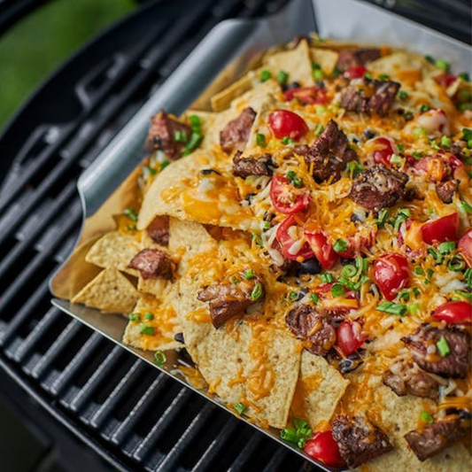 Nachos con Queso Acompañados de Falda de Res y Frijoles Negros